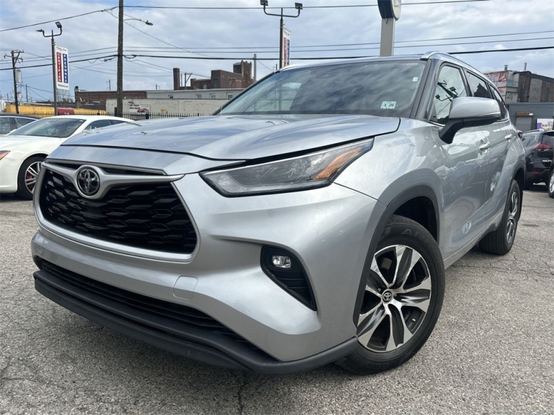 Used 2021 Toyota Highlander XLE for sale in Philadelphia PA