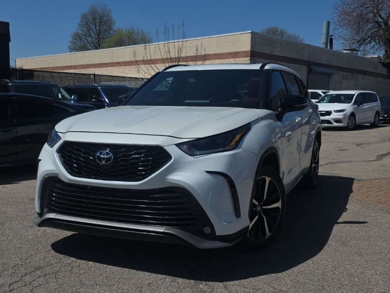 Used 2022 Toyota Highlander XSE for sale in Philadelphia PA